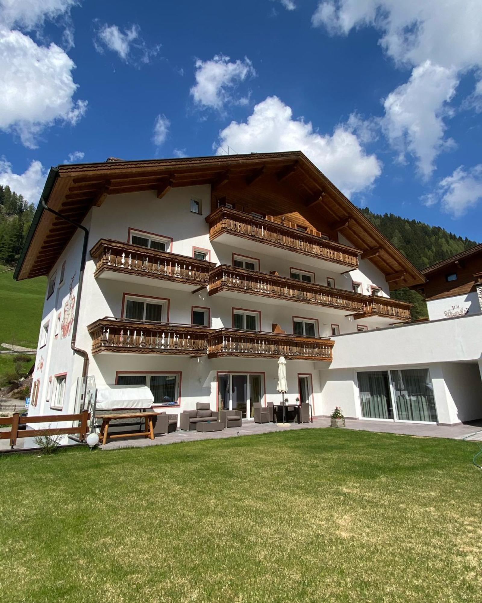 Garni B&B Schenk Selva di Val Gardena Bagian luar foto